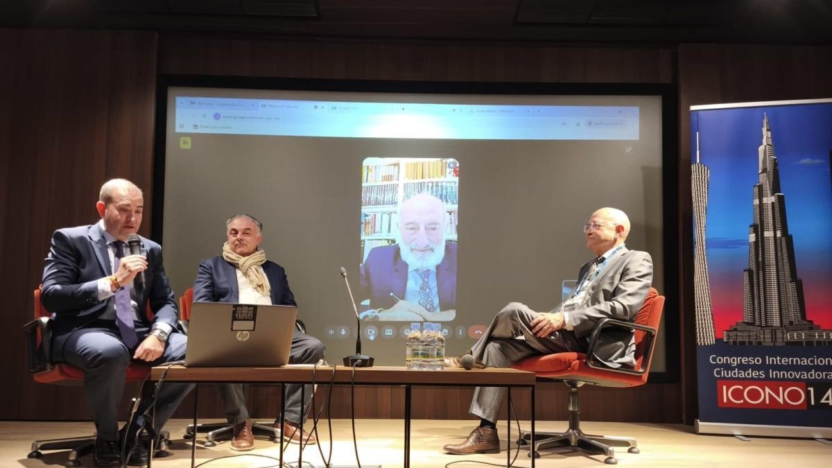 Un momento de la clausura del congreso en la Biblioteca Municipal de Astorga.