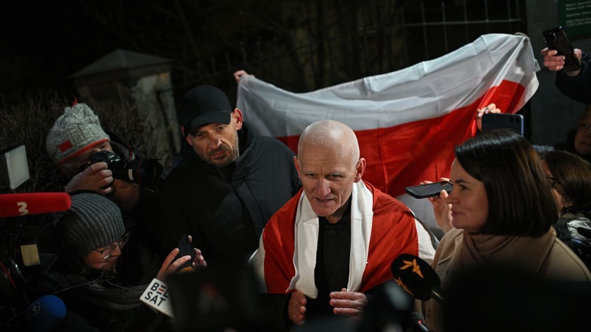 El Nobel de la Paz Bialiatski y la opositora Tikhanovskaya ayer, tras ser liberados.