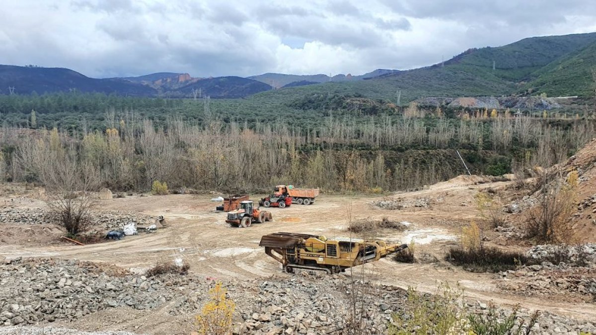Maquinaria desplegada estos días para el remate de la restauración en la zona central de la cantera situada en Carucedo frente al mirador de Orellán.