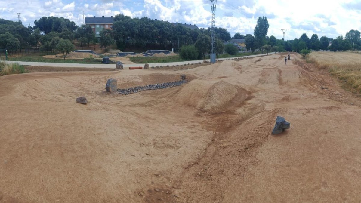 El ciruito es único en España y se completa con el bar-centro social para fijar población.