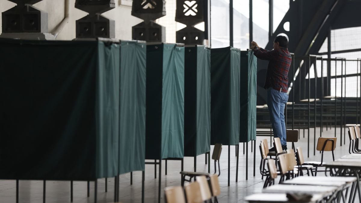 Una persona trabaja en los preparativos para la segunda vuelta presidencial en Chile.