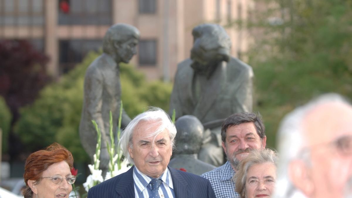 Odón Alonso Ordás y detrás el monumento a su padre, Odón Alonso.
