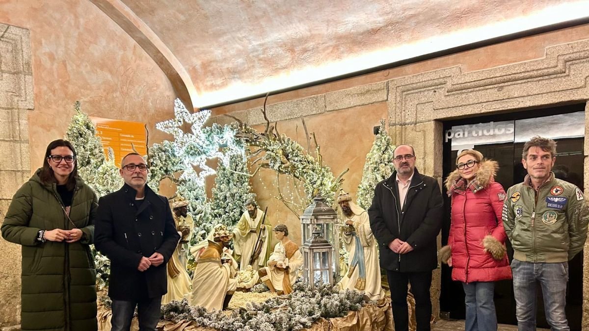 Lidia Coca, Carlos Cortina, Marco Morala y Al Detalle en el zaguán.
