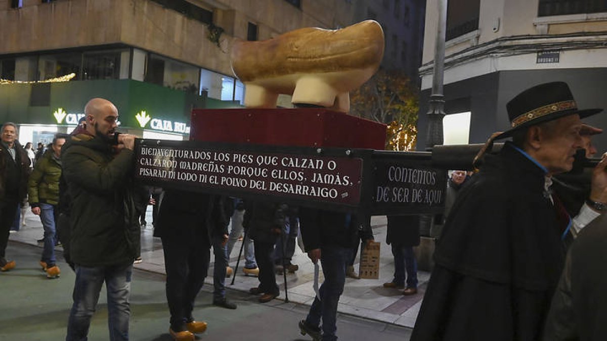 Madreñada, organizada por la asociación Calecho, recorre las calles de la capital leonesa este sábado.