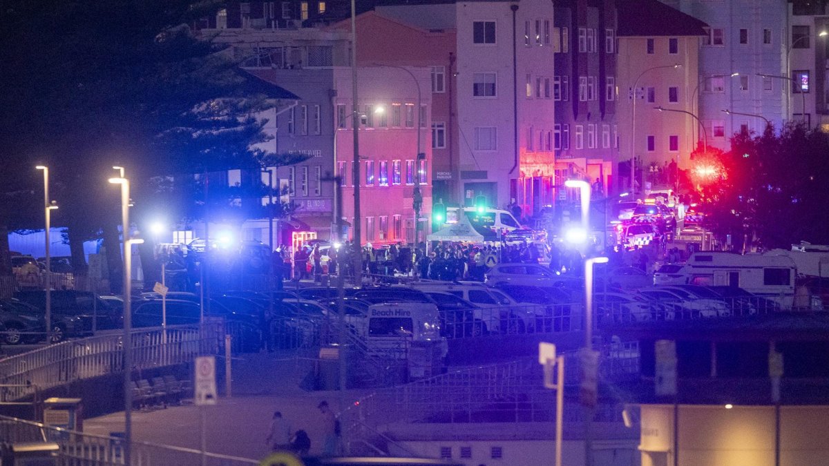 Sydney (Australia), 14/12/2025.- Police and emergency services work at the scene following a shooting incident at Bondi Beach, in Sydney, New South Wales (NSW), Australia, 14 December 2025. NSW Police confirmed at least ten deaths, including one alleged shooter, following the incident at Bondi Beach. Eleven others were injured, including two police officers. Authorities said the second alleged.