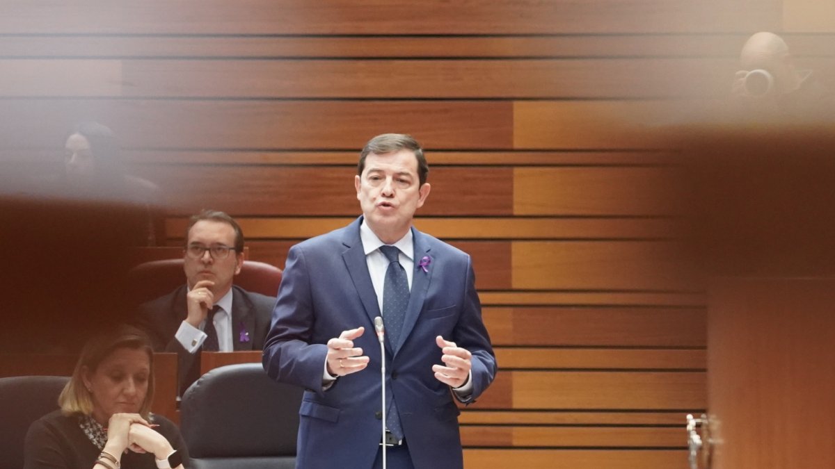 El presidente de la Junta, Alfonso Fernández Mañueco, durante el pleno de las Cortes.