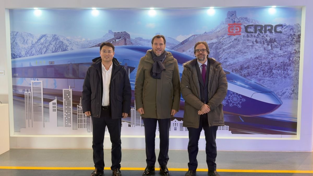 Óscar Puente concluyó este sábado su agenda oficial en China con una visita a la compañía Changchun Railway Vehicles, empresa desarrolladora de trenes con capacidad de circular a una velocidad de hasta 350 kilómetros por horar.