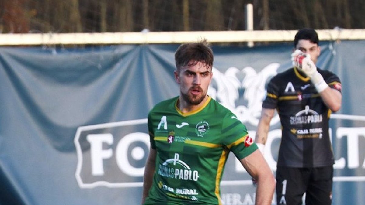 Manso en una acción defensiva del Atlético Astorga.