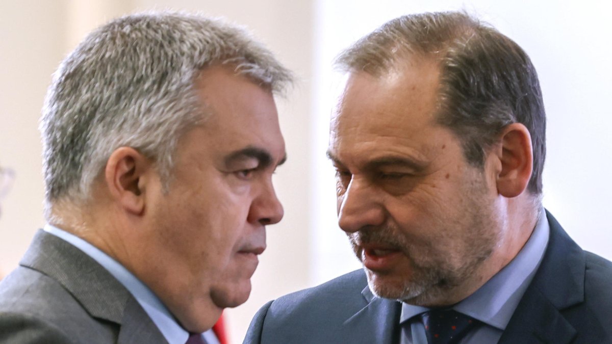 Los exdiputados socialistas, Santos Cerdán (i) y Jose Luis Abalos (d), en una imagen de archivo. EFE/ Javier Lizón.