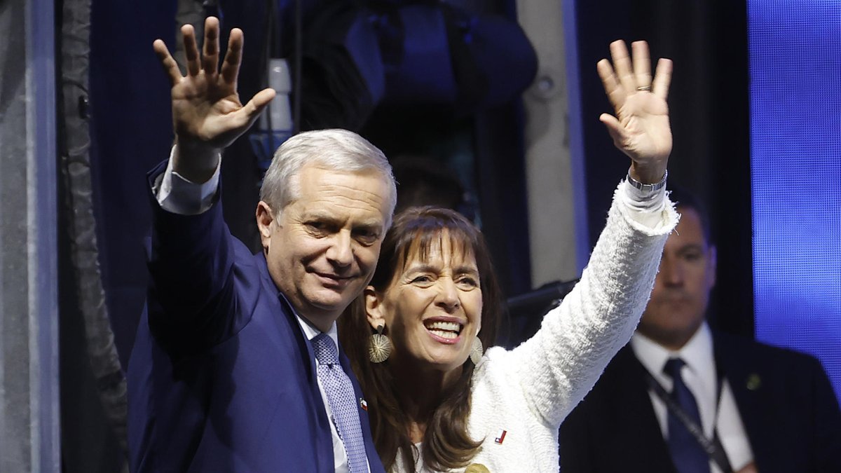 El presidente electo de Chile, el ultraderechista José Antonio Kast, saluda junto a su esposa, María Pía Adriasola, tras ganar la segunda vuelta de las elecciones presidenciales este domingo, en Santiago (Chile). 