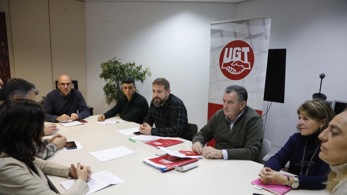 Un momento de la reunión mantenida este lunes sobre el sector azucarero y remolachero.