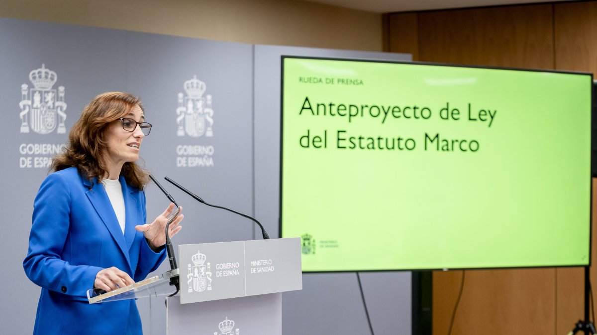 Imagen de archivo de la ministra de Sanidad, Mónica García, durante una rueda de prensa.