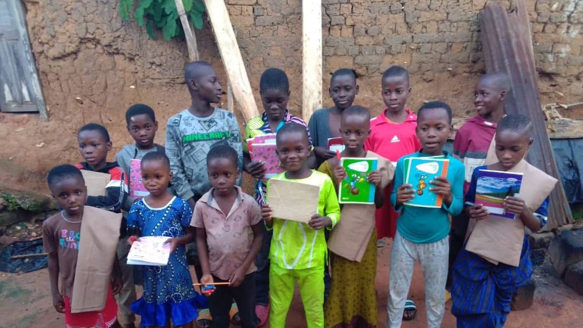 Material escolar entregado a los niños y niñas de Togo.