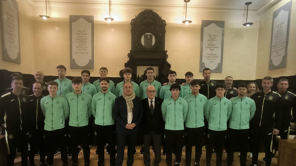 Foto de familia de la selección española sub-21 con el alcalde de Astorga José Luis Nieto y el presidente de la Federación de Castilla y León de fútbol Marcelino Maté.