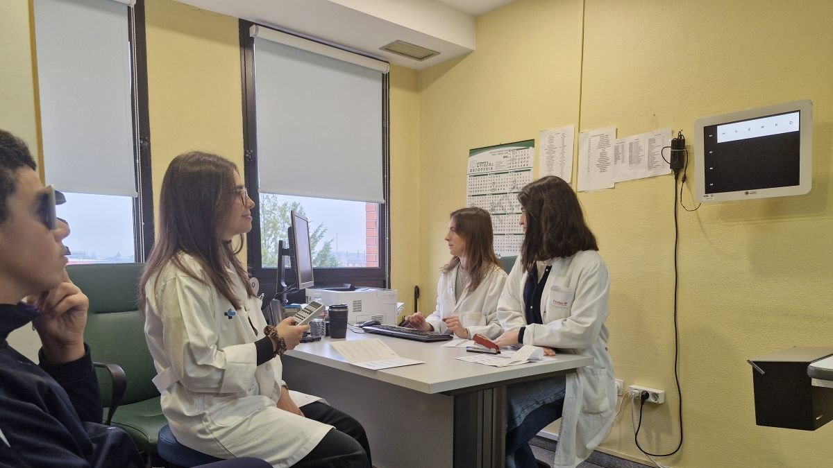 Un paciente pediátrico se revisa la vista en esta nueva consulta.