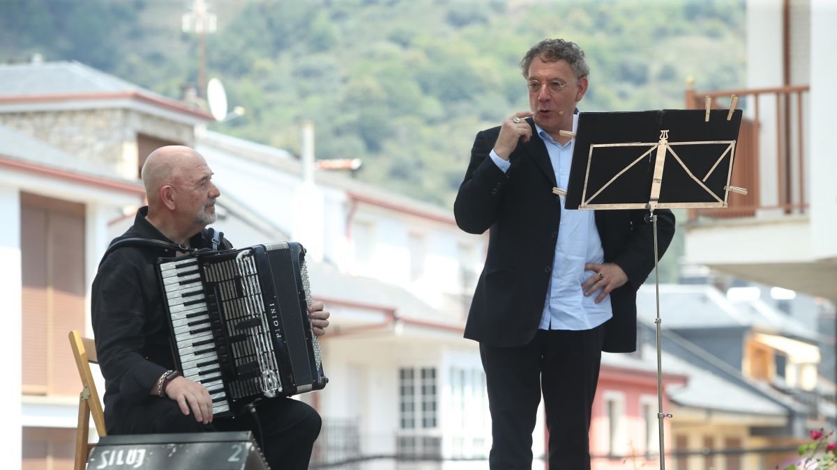 Cuco Pérez y Juan Carlos Mestre en un recital. 