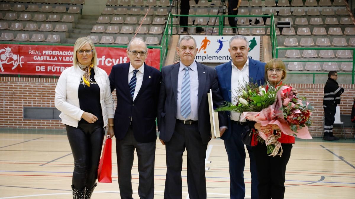 Goyo Río (centro) junto a Sagrario González, Marcelino Maté, José Luis Nieto y la esposa del homenajeado, María Anunciación.
