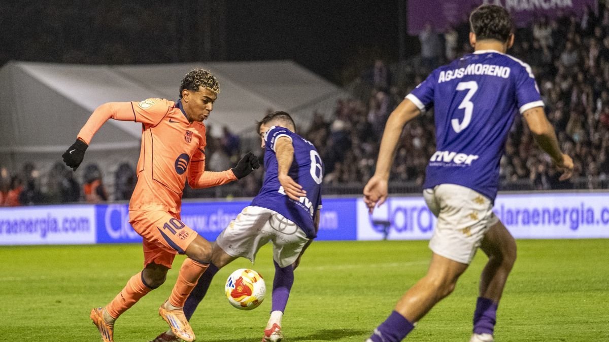 Lamine Yamal trata de regatear a un rival.