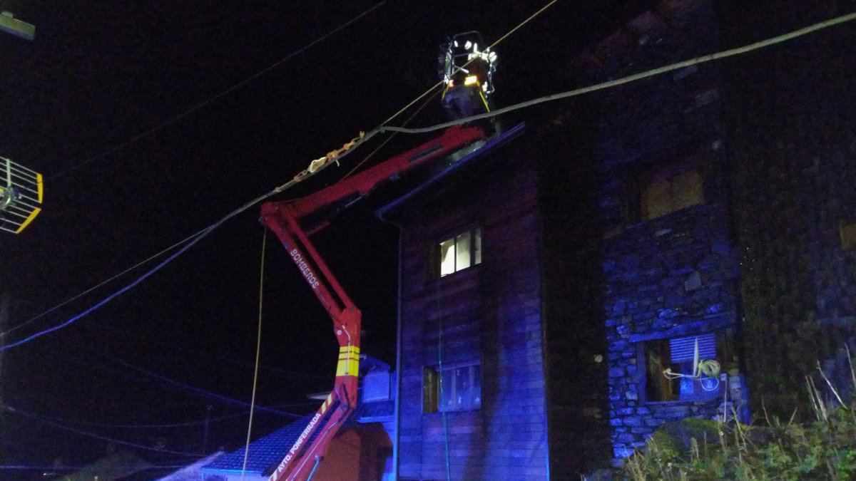 Los bomberos utilizaron el vehículo de trabajo en altura.