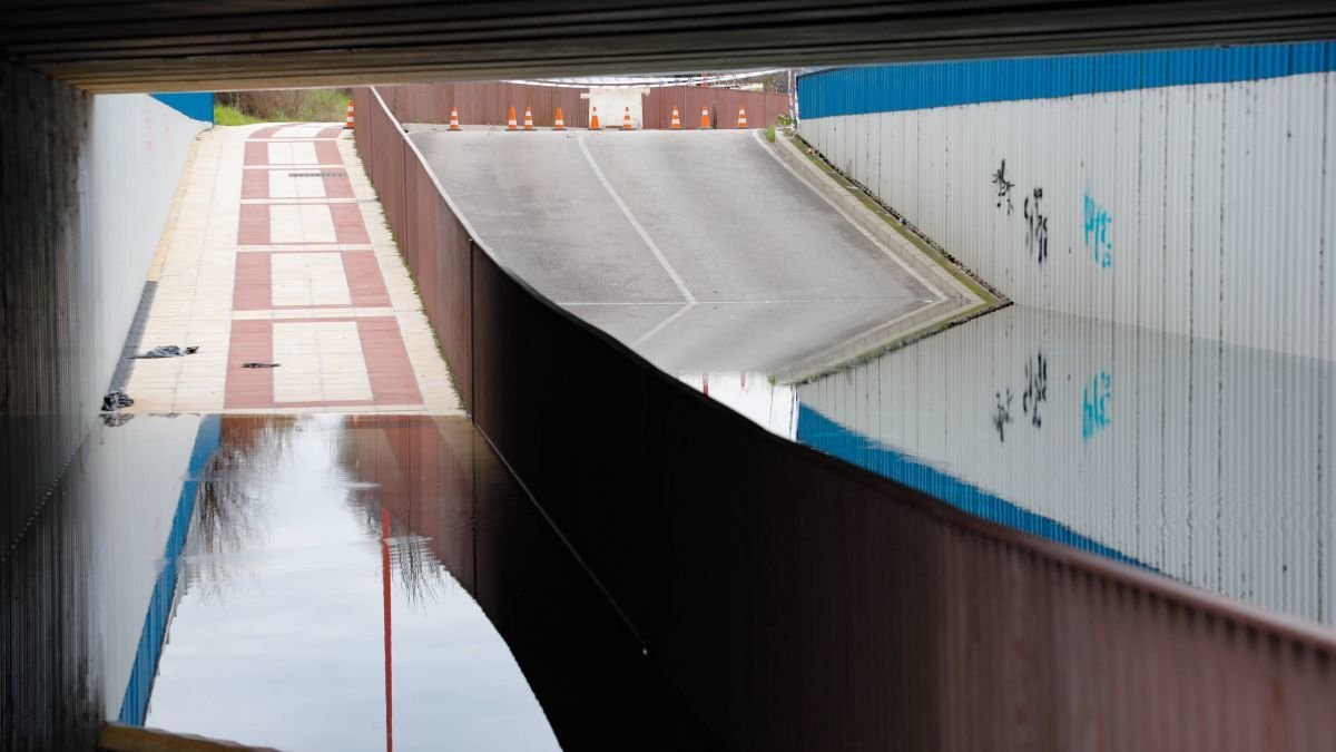 El agua del subterráneo de Príncipe también inunda el acceso peatonal.