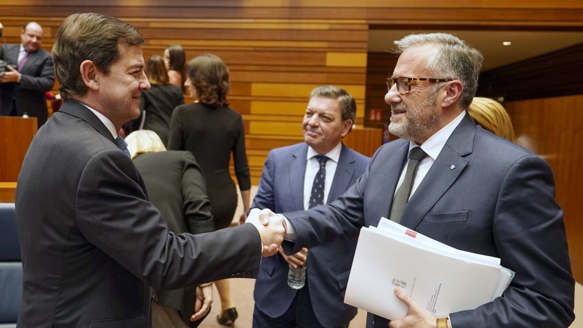 El presidente de la Junta de Castilla y León, Alfonso Fernández Mañueco saluda al presidente del parlamento regional, Carlos Pollán.