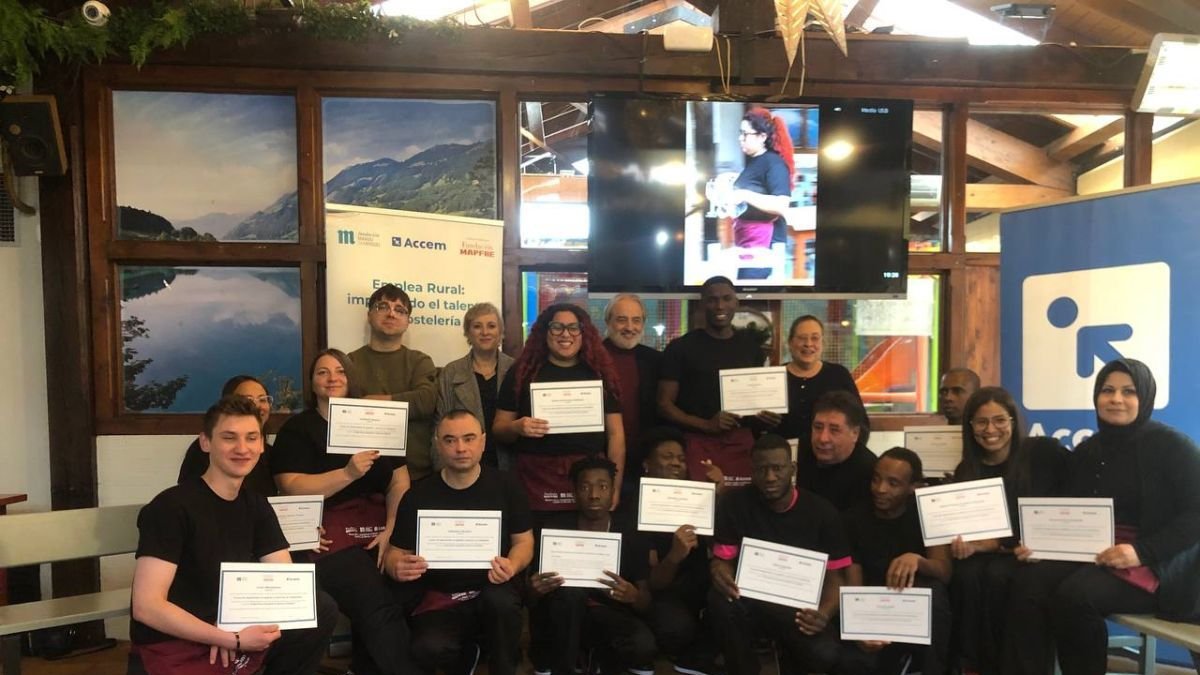 Alumnos y profesores posan con sus diplomas.