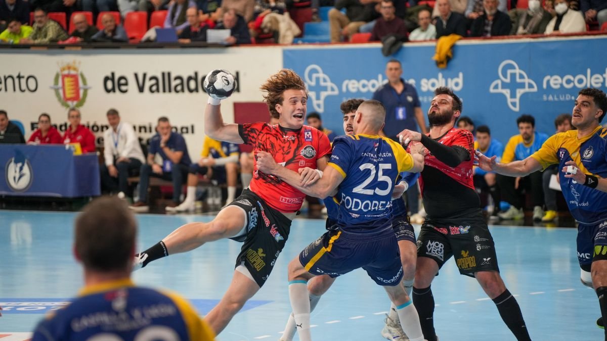 El Abanca Ademar jugó un partido serio pero al final se le escapó un punto en la última jugada frente al Atlético Valladolid.