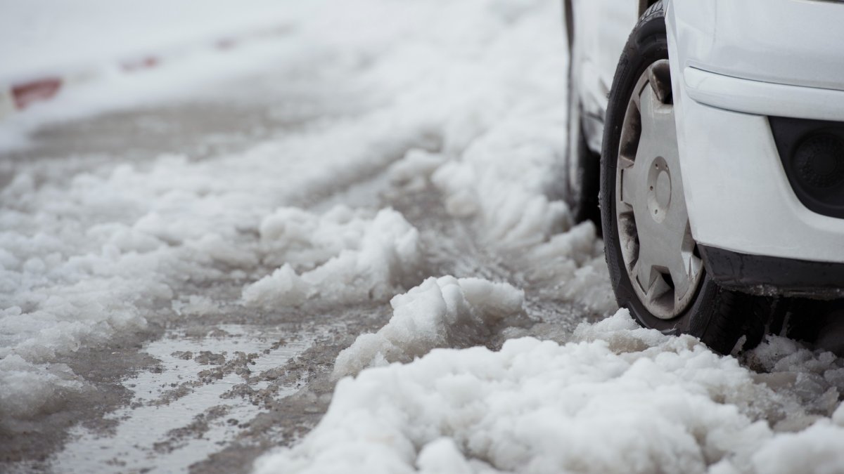 Una rueda atrapada en nieve semiderretida, una de las situaciones más frecuentes que puede dejarte tirado si no llevas el equipamiento adecuado.