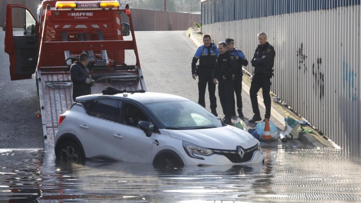 Uno de los vehículos atrapados en el túnel de la calle Príncipe en fechas pasadas.