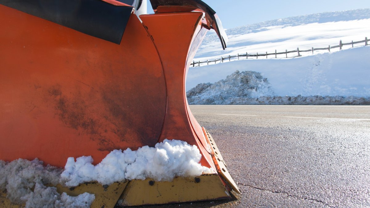 El paso de los quitanieves facilita la circulación, pero la DGT advierte del riesgo de seguirlos demasiado cerca: el asfalto aún puede estar helado y las frenadas son imprevisibles.