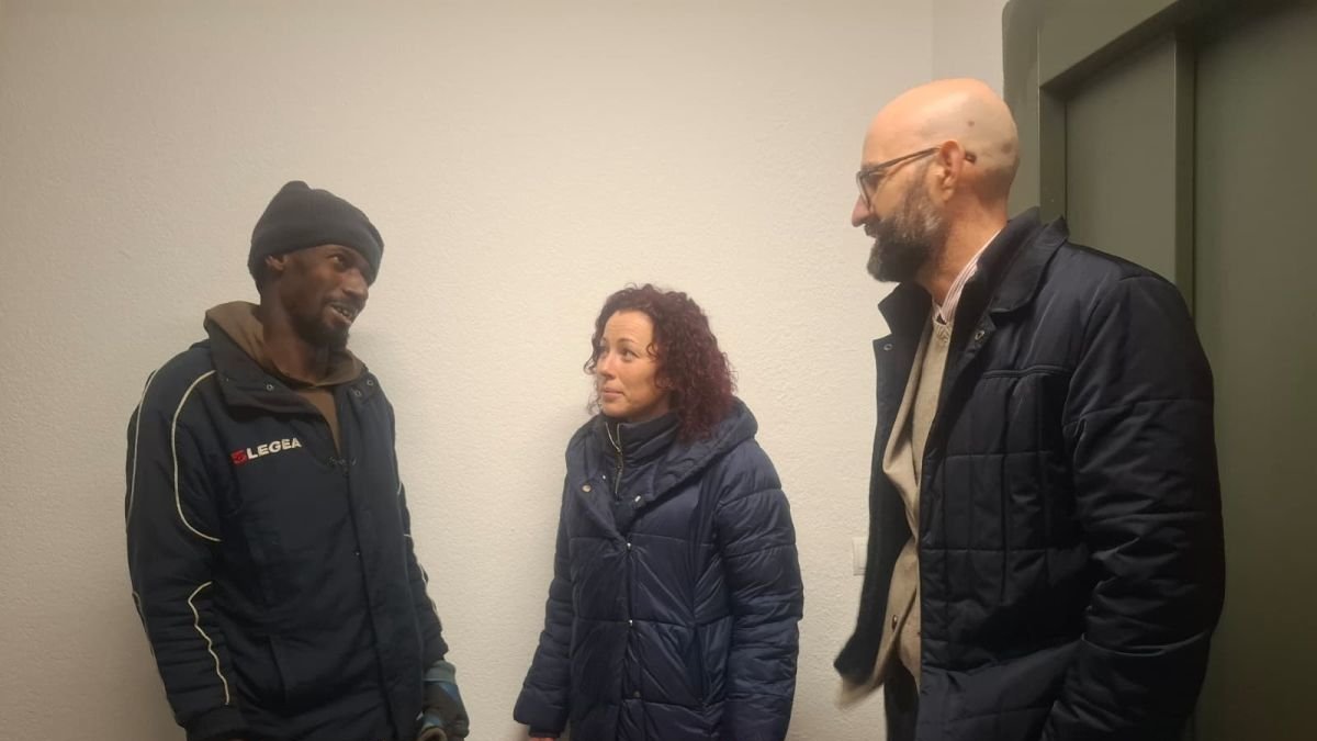 El subdelegado del Gobierno. Héctor Alaiz, junto a la alcalde de Villagatón, Carolina López Árias, visitó a los participantes de la inicitiva.