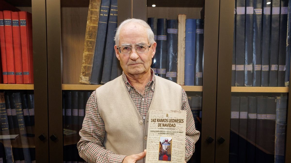 Joaquín Serrano, en la hemeroteca de Diario de León con su nuevo libro.