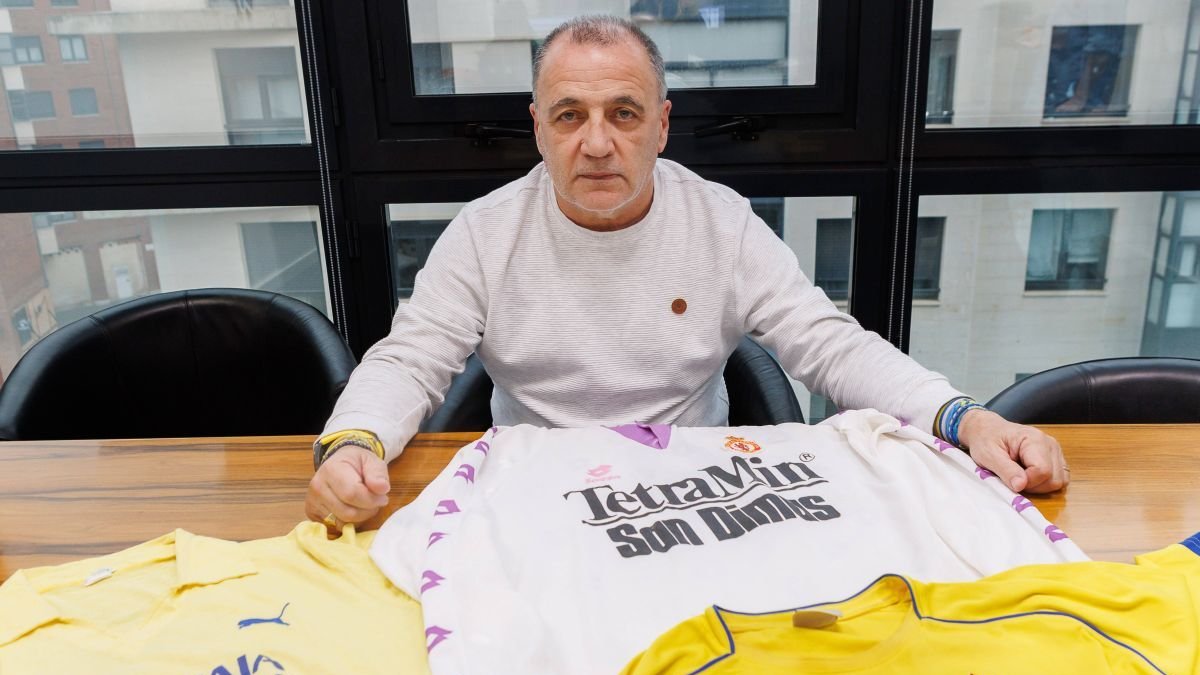 Narciso Rodríguez posa con las camisetas de la Cultural y de la UD Las Palmas con las que jugó como futbolista.