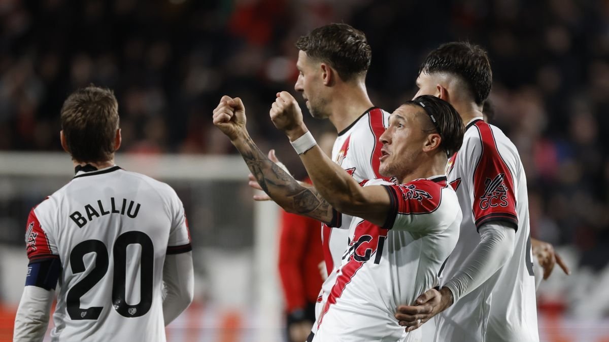 Los jugadores del Rayo Vallecano celebran la victoria.