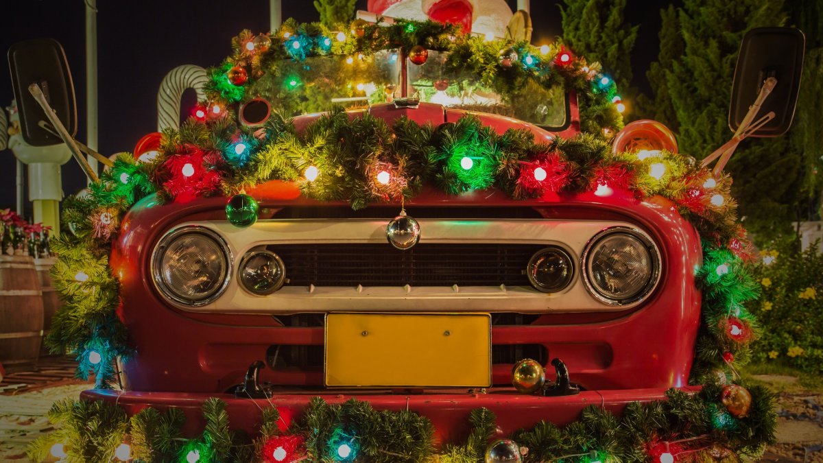 Un coche excesivamente decorado con luces y adornos navideños puede ser sancionado si interfiere con la visibilidad o el alumbrado reglamentario.