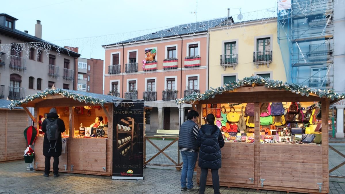 Dos de los puestos del mercado navideño ponferradino.