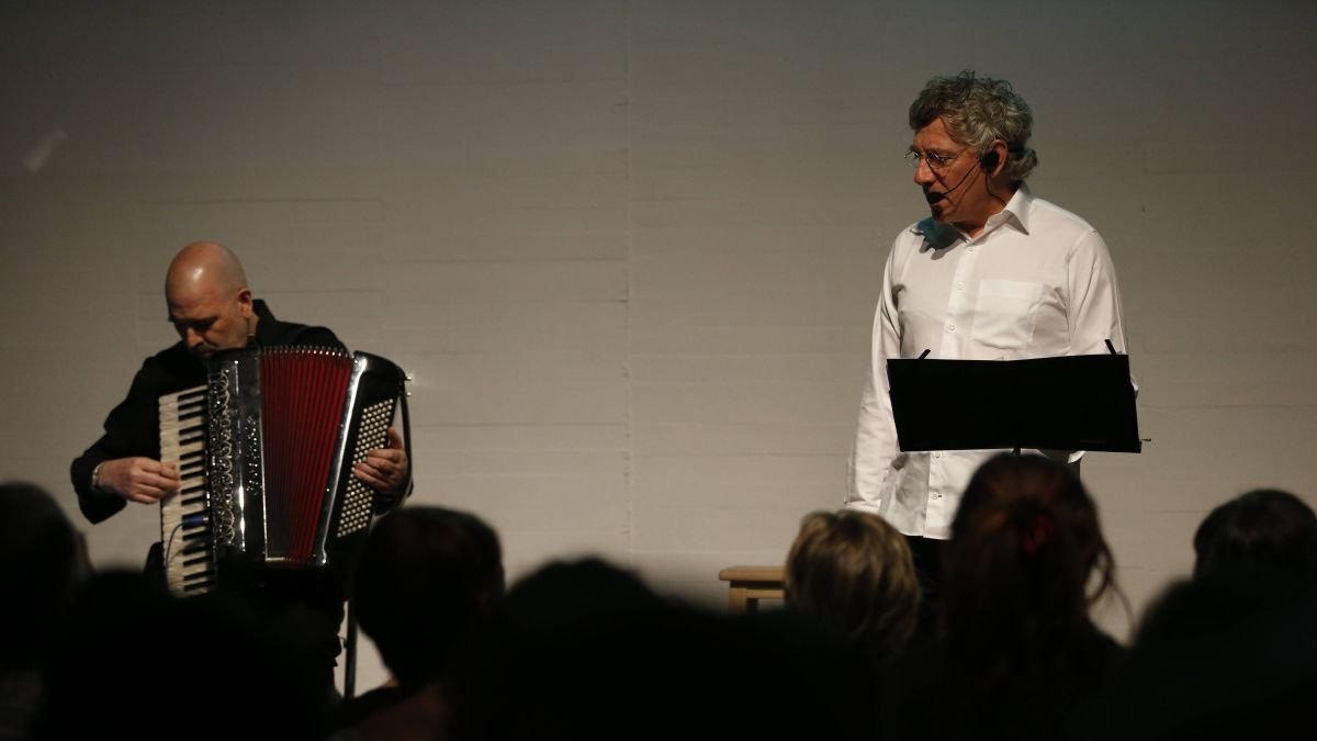 Mestre y Cuco Pérez, durante una actuación en el Musac.