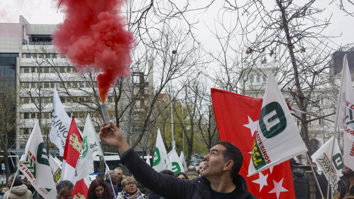 La organización agraria Unión de Uniones se concentra ante la sede de la Comisión Europea en España para protestar contra los recortes de fondos de la PAC y contra el acuerdo con Mercosur.