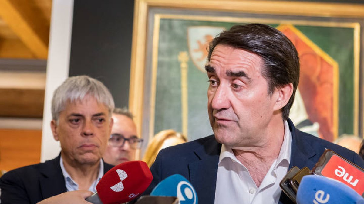 Juan Carlos Suárez-Quiñones, presidente de la Comisión Gestora del PP y Eduardo Diego, delegado territorial de la Junta en León.