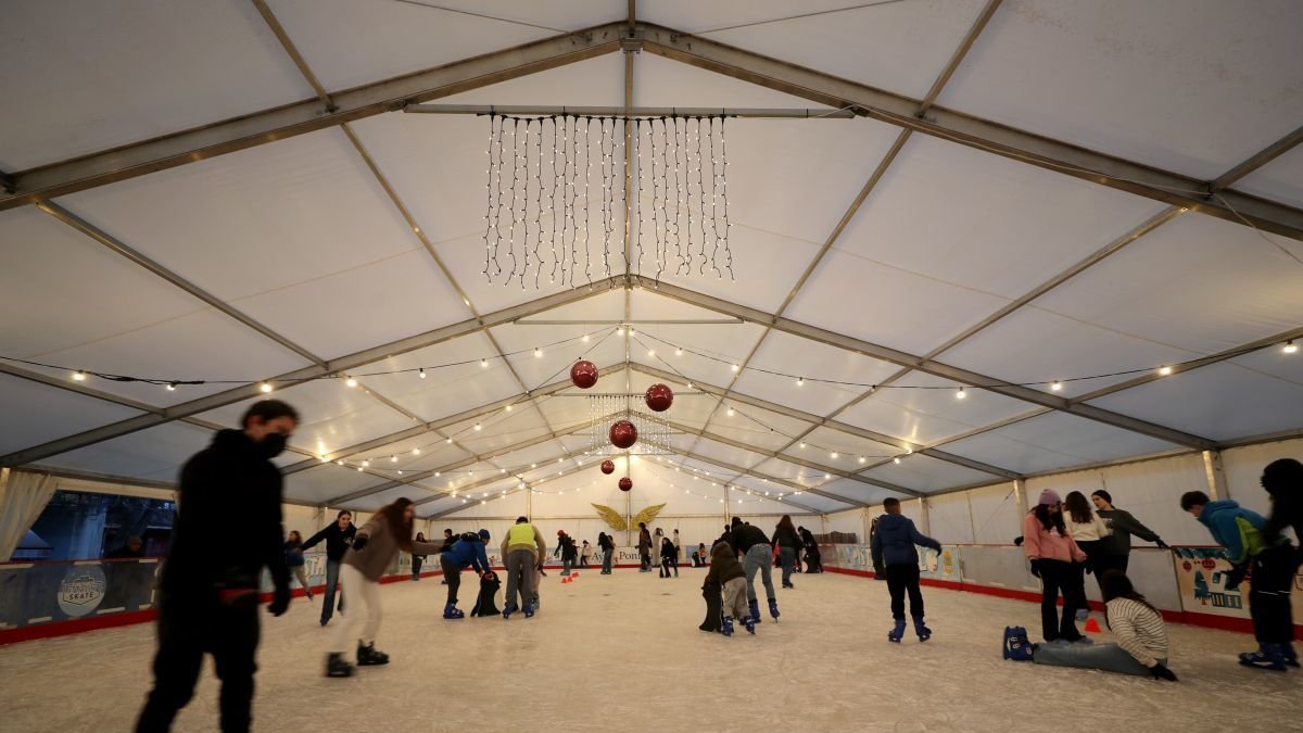 Los primeros usuarios de la pista de hielo ponferradina.