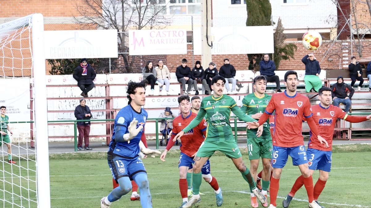 El Atlético Astorga, en una acción en el área del Numancia.