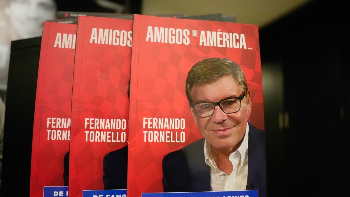 Fernando Tornello publica ‘Amigos de América’.