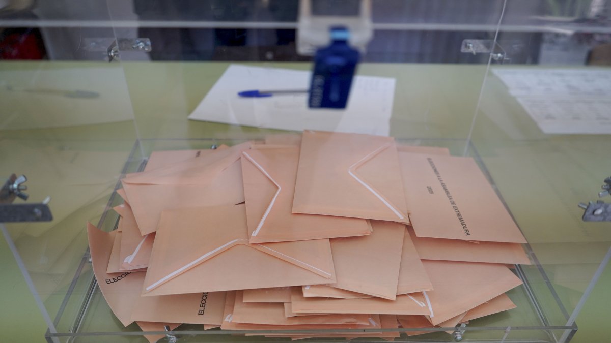 Detalle de una urna el el colegio electoral ubicado en el Colegio Inés de Suárez de Plasencia, este domingo.