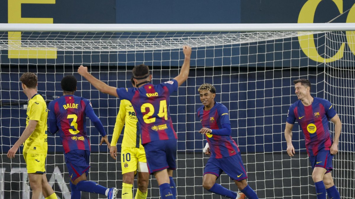 El Barcelona se impone al Villarreal con goles de Raphinha y Lamine