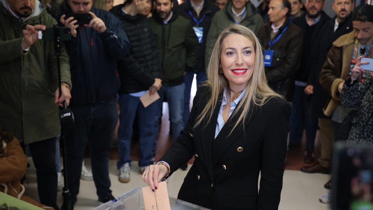 La candidata del PP María Guardiola acude a votar a mediodía al CEIP Vivero de Cáceres.