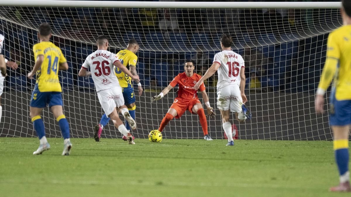 Badía antes de ser batido por Jesé en uno de sus dos goles que anotó frente a la Cultural en el estadio de Gran Canaria.