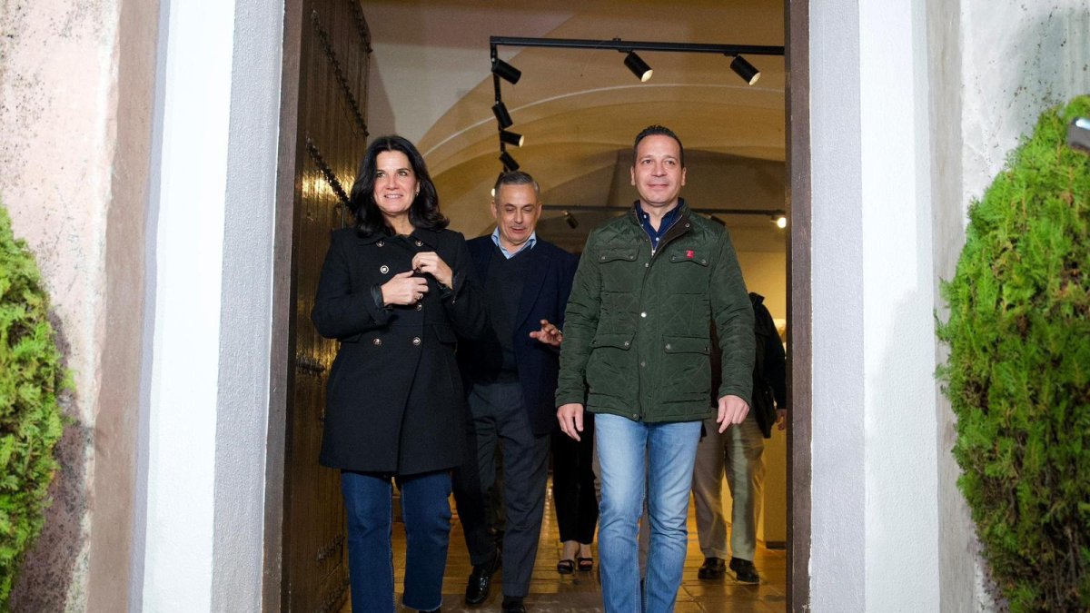El candidato de Vox en las elecciones de Extremadura, Óscar Fernández, a su llegada a la sede en Mérida (Badajoz) para el seguimiento de la noche electoral.
