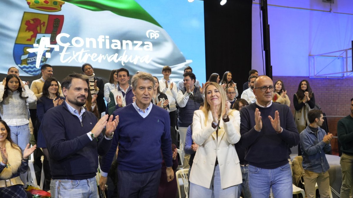 El presidente del PP, Alberto Núñez Feijóo, la presidenta del PP de Extremadura y candidata a la reelección a la Presidencia de la Junta, María Guardiola.
