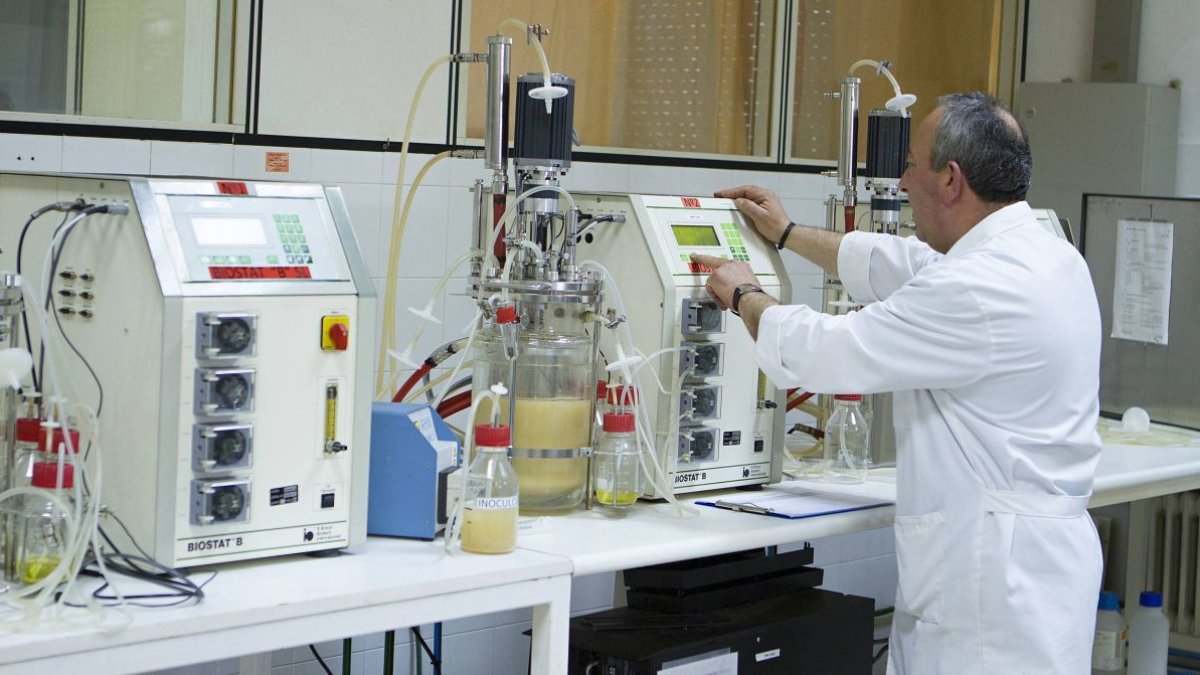 Uno de los trabajadores en las instalaciones de Inbiotec, en imagen de archivo.