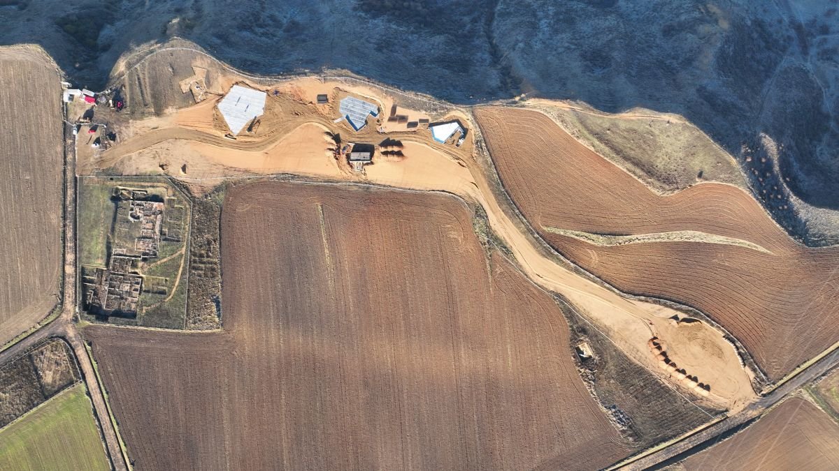 Vista aérea de los terrenos en los que se encuentra el yacimiento de Lancia y en la que se pueden observar las siluetas de los tres edificios con que contará el centro.